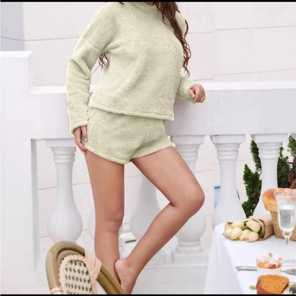 Fuzzy lounge set - Picture 5 of 5